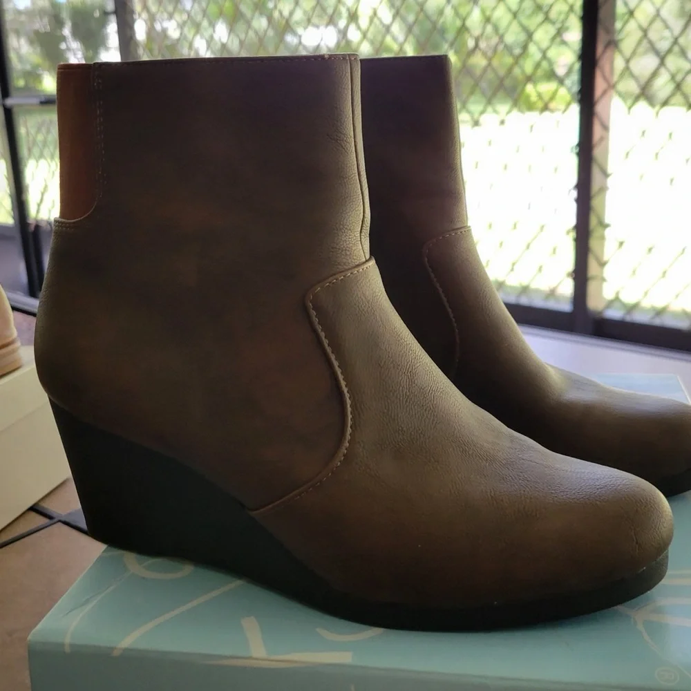 Life Stride Brown Wedge Boots